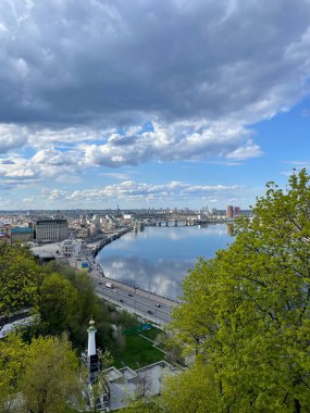 Şehrin havadan görünüşü Dinyeper 'ın yüksekliğinden