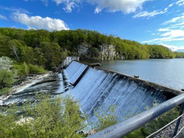 Su nehirden akıyor.