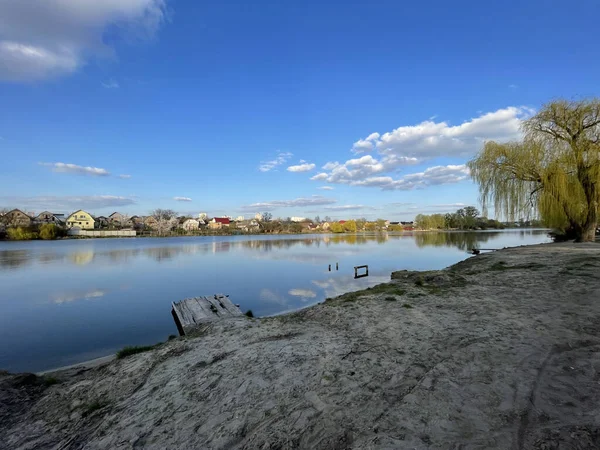 公园里的湖景 有一条大河 — 图库照片