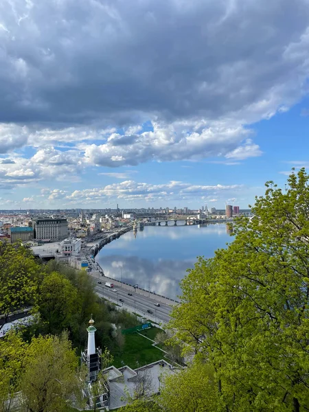 Şehrin havadan görünüşü Dinyeper 'ın yüksekliğinden
