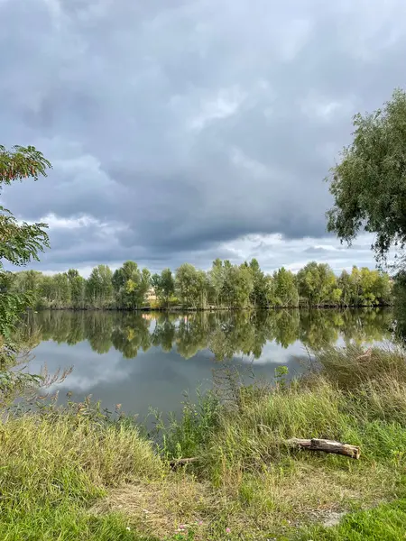 河边有一个池塘的湖面 — 图库照片