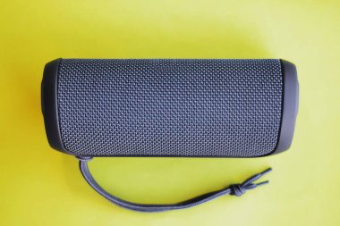 Siyah sütun sarı arkaplanda yatıyor.