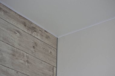 Beyaz gri bir duvarın geometrik fotoğrafı