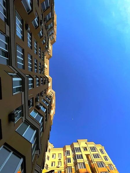 Blue Sky Yellow Buildings Many Windows — Stock Photo, Image