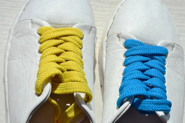 Κίτρινα Και Μπλε Κορδόνια Λευκά Παπούτσια — Φωτογραφία Αρχείου