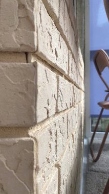 Balkonunda bej renkli döşemeleri olan bir duvar.