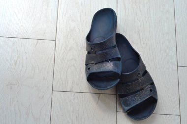 Mavi adamların terlikleri yerde.