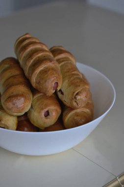 Mutfak masasında turta tabağı var.