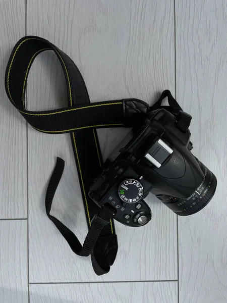 Die Schwarze Kamera Liegt Auf Dem Boden — Stockfoto