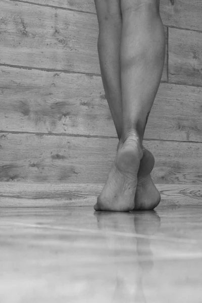 Женские Ноги Заднем Плане Стены — стоковое фото