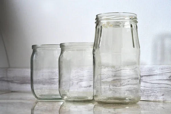 Lege Glazen Potten Staan Een Lichte Vloer — Stockfoto