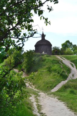 Dağda küçük bir kilise var.