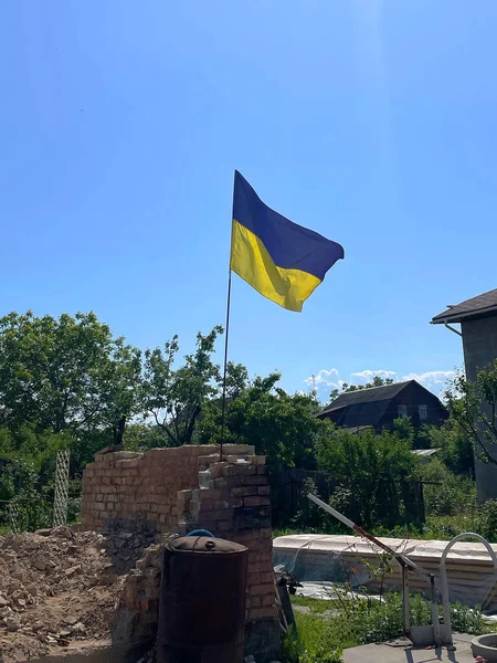 Флаг Украины Развевается Руинах Разрушенного Здания Горенке Киевской Области — стоковое фото