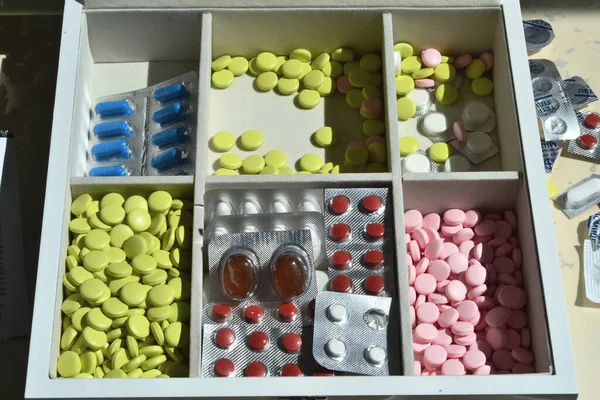 Sono Varie Pillole Mediche Nella Bara — Foto Stock