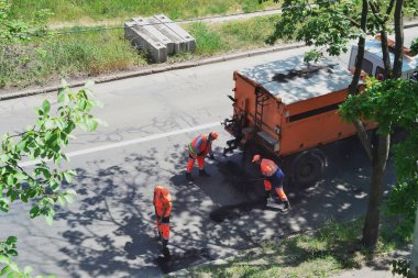 Erkekler baharda şehrin asfaltlarını döker.