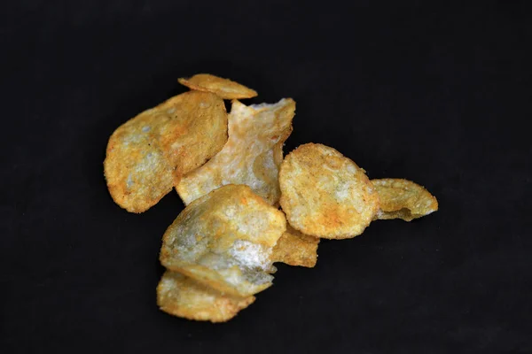 Saborosos Chips Mentira Fundo Preto — Fotografia de Stock