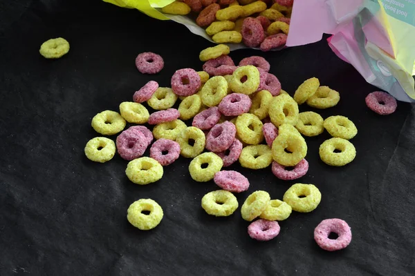 Чорному Тлі Жовті Рожеві Зернові Сніданок — стокове фото