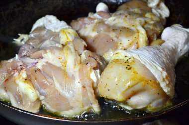 Et, siyah ızgarada kızarır.