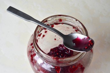 Işık masasında boş bir kavanoz var.