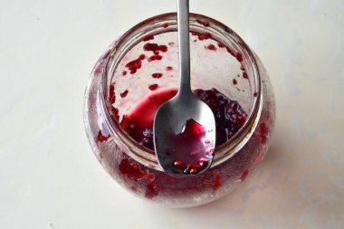 Masanın üzerinde bir kavanoz reçel var.