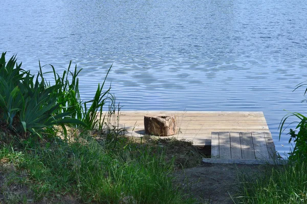 湖边建了一座供娱乐的木桥 — 图库照片