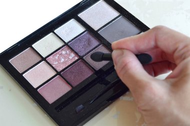 Kız gölgelerle boyanmış.