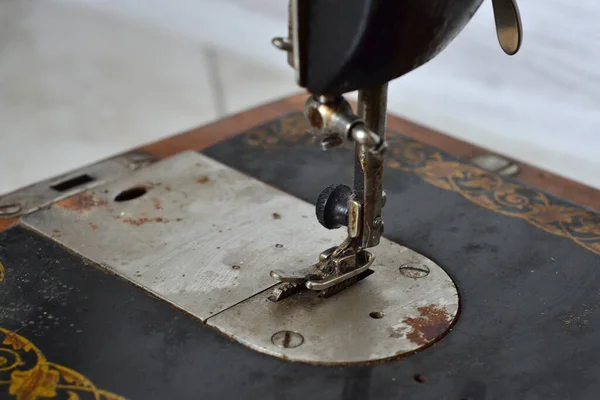 Старая Швейная Машина Черного Металла Шитья — стоковое фото
