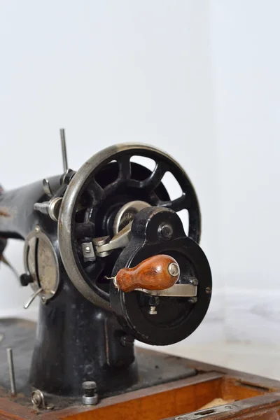 Старая Черная Швейная Машинка Деревянном Подставке — стоковое фото