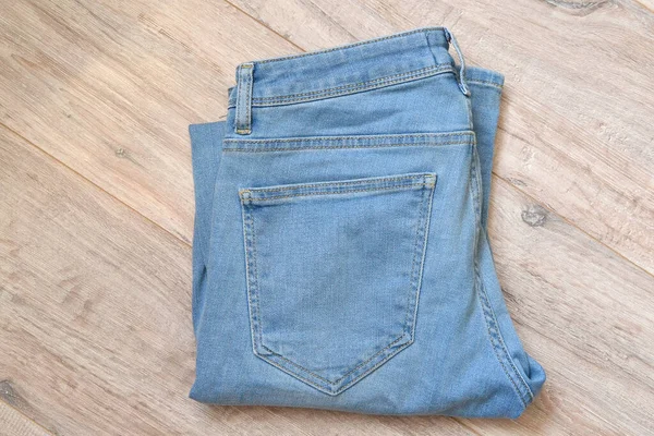 Luz Azul Jeans Masculinos Mentira Dobrada — Fotografia de Stock