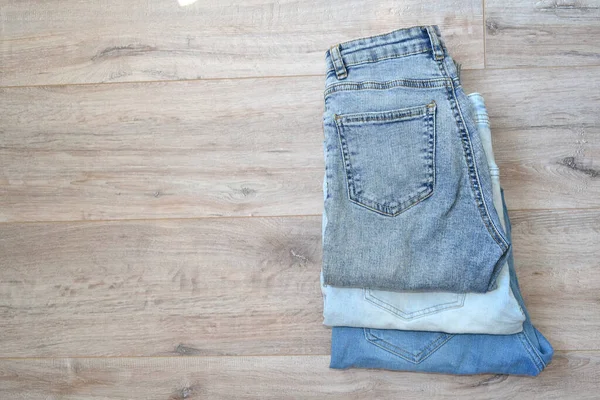 Trois Paires Jeans Reposent Sur Sol — Photo
