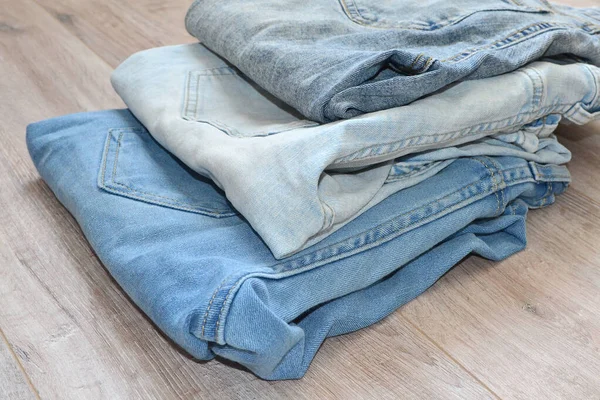 Três Pares Jeans Azuis Claros Jazem Chão — Fotografia de Stock