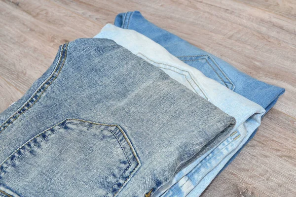Drei Paar Blue Jeans Liegen Auf Dem Boden — Stockfoto