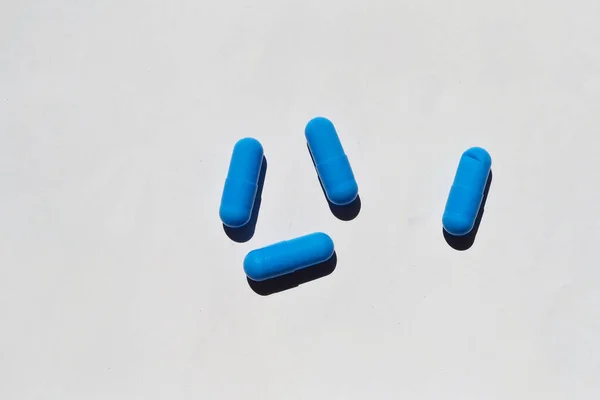 Pillole Blu Trovano Uno Sfondo Bianco — Foto Stock