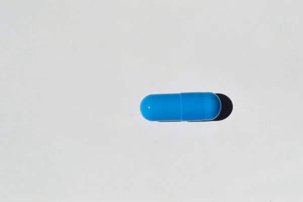 Una Pillola Blu Sdraiato Uno Sfondo Bianco — Foto Stock