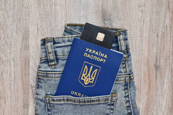 Seiner Jeanstasche Befinden Sich Ein Ukrainischer Pass Und Eine Bankkarte — Stockfoto