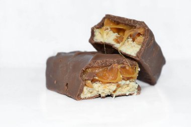 Beyaz arka planda bir çikolata uzanır.