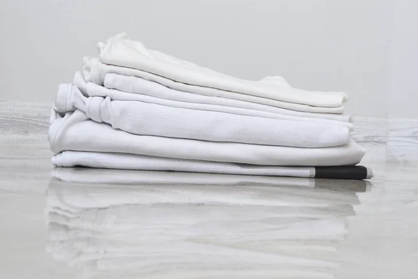 Empilhados Coisas Brancas Jazem Fundo Branco — Fotografia de Stock