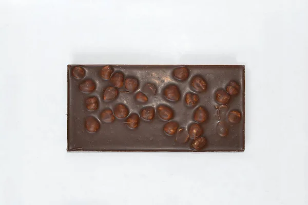 Una Barra Chocolate Con Nueces Encuentra Sobre Fondo Blanco — Foto de Stock