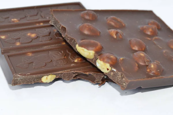 Barra Chocolate Roto Con Nueces Encuentra Mesa — Foto de Stock