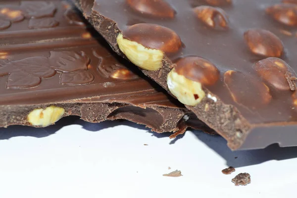 Barra Chocolate Leite Quebrado Com Nozes Encontra Mesa — Fotografia de Stock