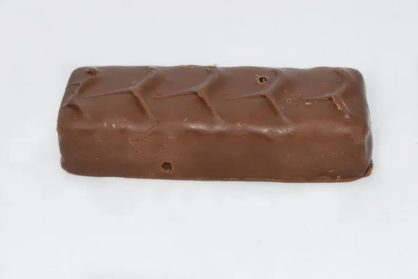 Uma Barra Chocolate Está Uma Mesa Branca — Fotografia de Stock