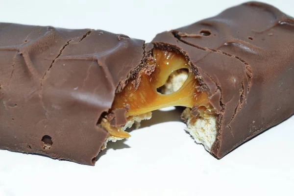 Una Deliciosa Barra Chocolate Rota Yace Sobre Mesa — Foto de Stock