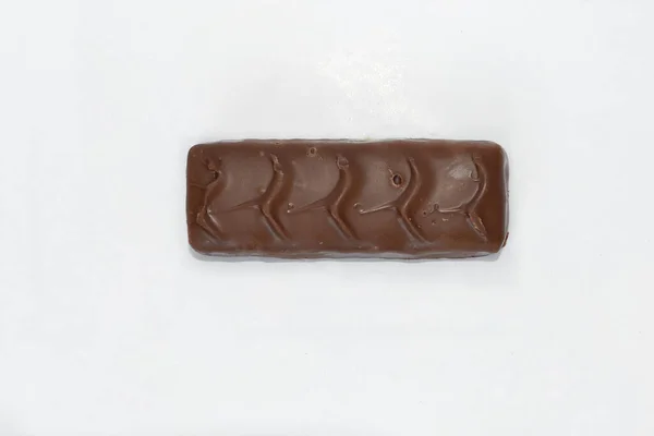 Uma Barra Chocolate Repousa Sobre Fundo Branco — Fotografia de Stock
