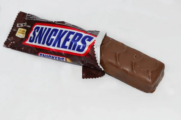 Snickers Tyčinky Leží Bílém Stole — Stock fotografie