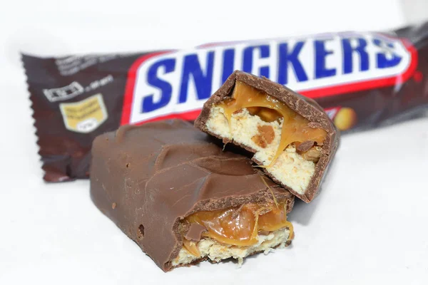 Snickers Bares Mentir Sobre Fundo Branco — Fotografia de Stock