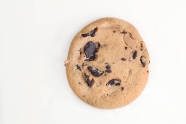 Beyaz arka planda çikolata damlalı kurabiyeler var.