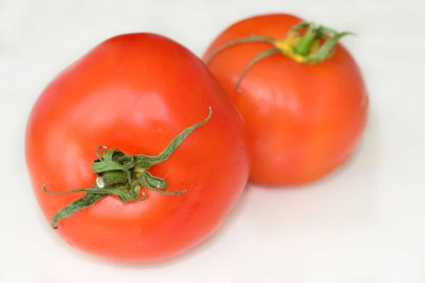 Tomates Vermelhos Jazem Sobre Fundo Branco — Fotografia de Stock