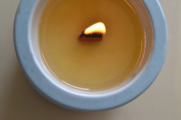 Зажженная Свеча Голубом Стакане — стоковое фото