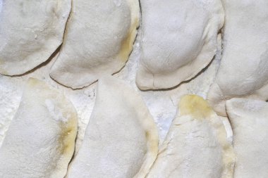 Şekillendirilmiş hamur köfteleri masada yatıyor.