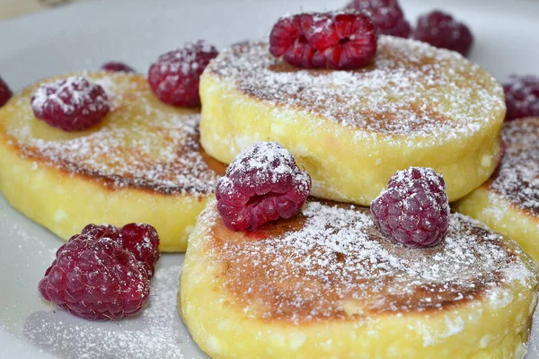 Fried Cottage Cheese Pancakes Sprinkled Fresh Raspberries — Stock Photo, Image